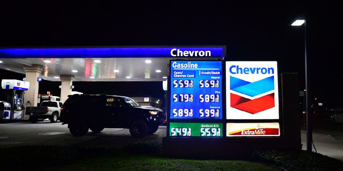 Gasolina en EU supera los 5 dólares por galón, su nivel más alto desde 2008