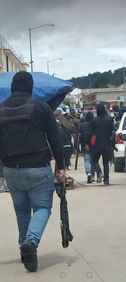 Hombres armados provocan pánico en San Cristóbal de las Casas; bloquean calles y toman negocios