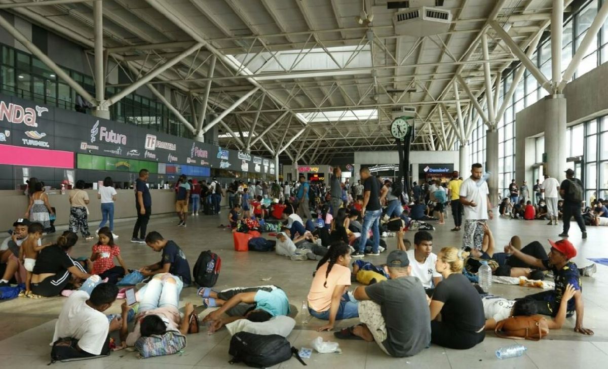 Migrantes varados en Nuevo León esperan venta de boletos