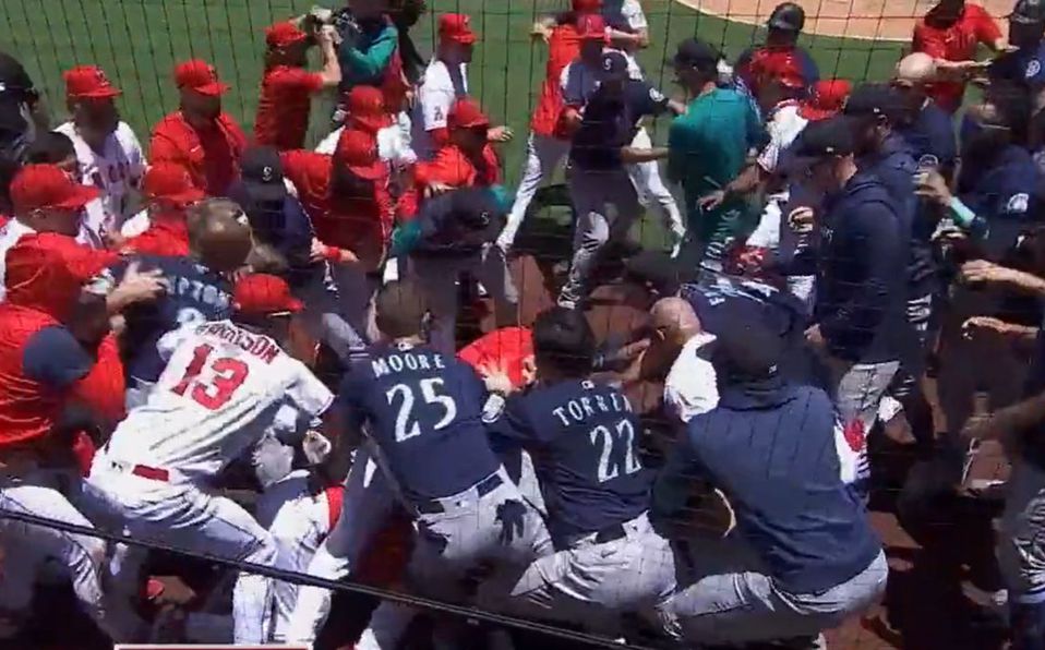 Angels y Mariners protagonizan brutal pelea tras pelotazo