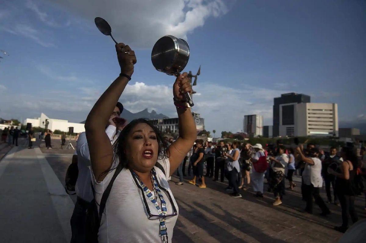 Protestan a cacerolazos por falta de agua en Nuevo León