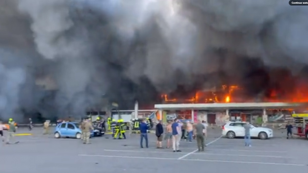 Reportan al menos 10 muertos y 40 heridos tras ataque con cohetes a centro comercial en Ucrania