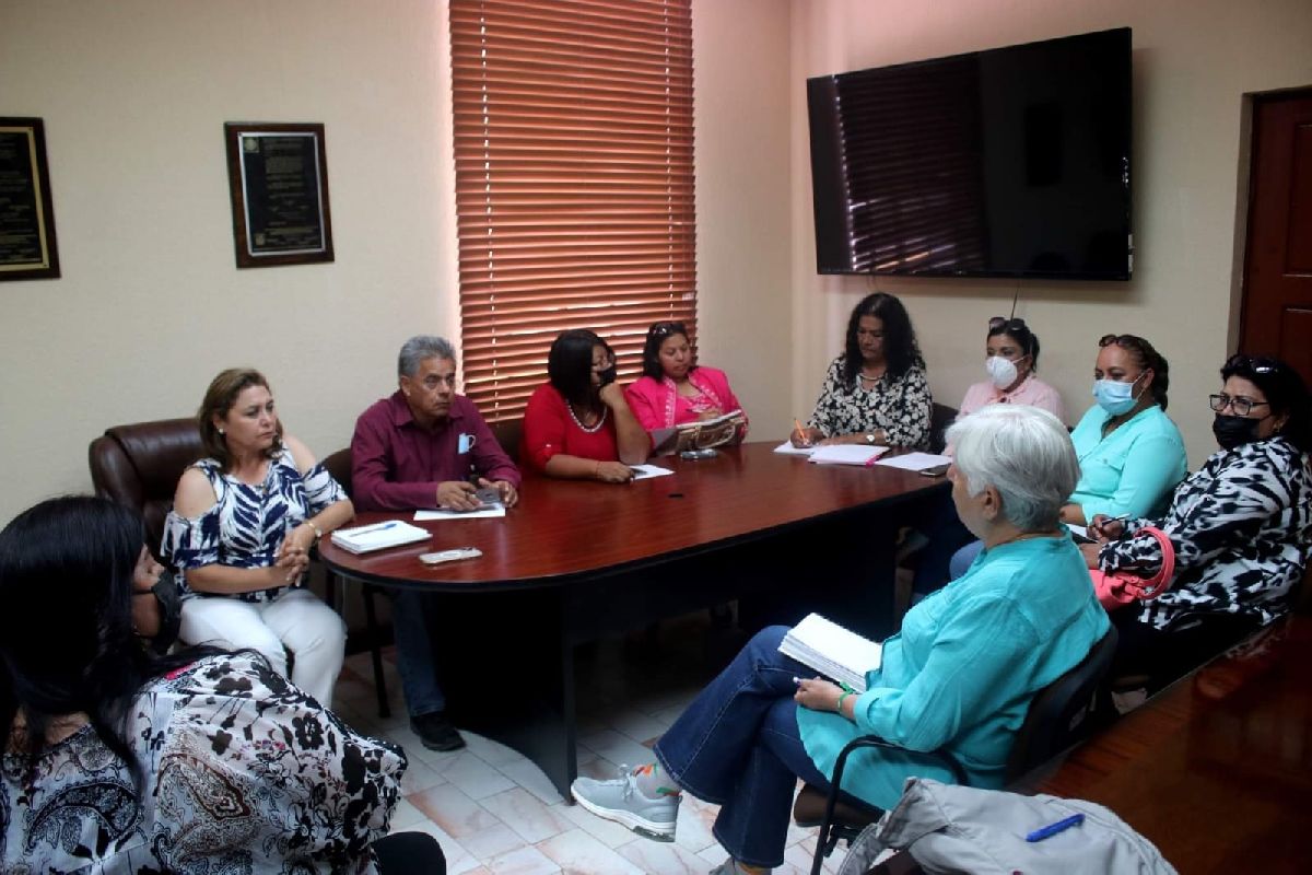 Se reúne alcaldesa de Sabinas con la secretaria del Medio Ambiente y vecinos de Cloete