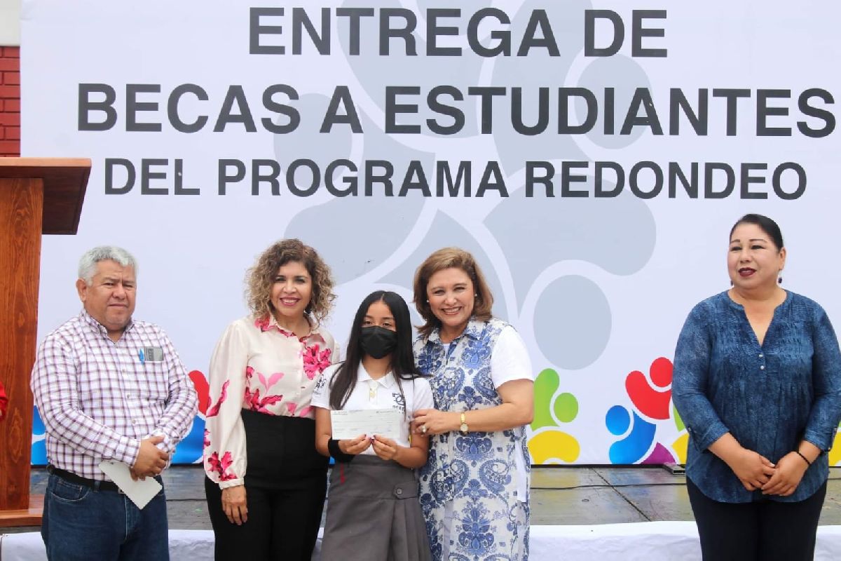 Asiste alcaldesa de Sabinas a entrega de becas a estudiantes del CBTIS 20