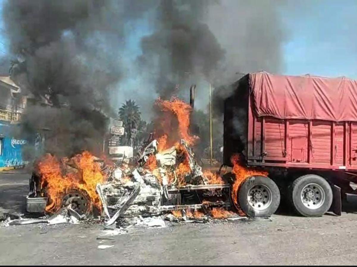 Se enfrentan CJNG y Pueblos Unidos en Michoacán; queman vehículos