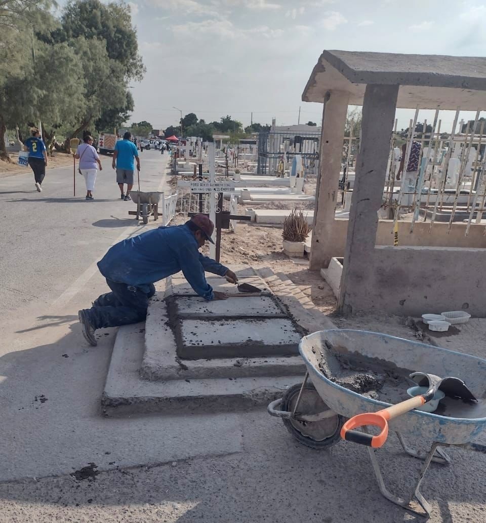 Intensifican labores de limpieza en panteones de Torreón