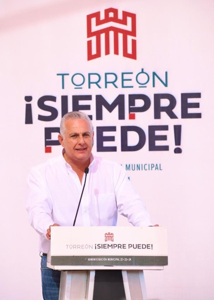 Alcalde de Torreón entrega techumbre y equipamiento de plaza