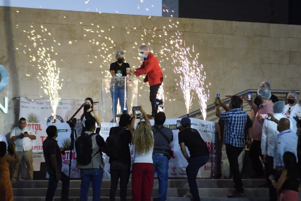 Torreón rompe récord Guinness durante la clausura del “Sotol Fest”.