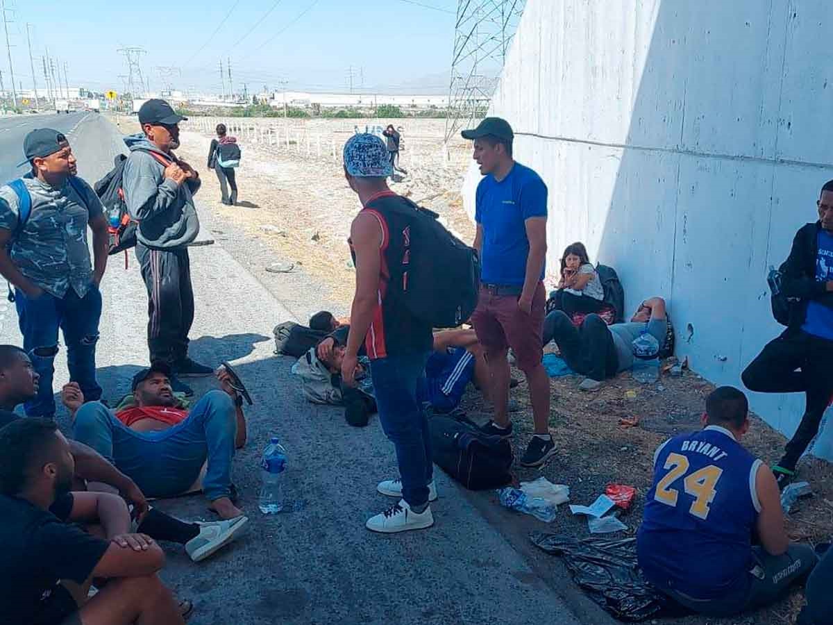 Tragedia migrante: unos varados y otros avanzan a pie en la carretera Monterrey-Saltillo