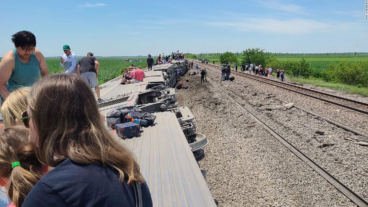 Tren con 243 pasajeros choca y descarrila en Misuri; hay tres muertos y decenas de heridos