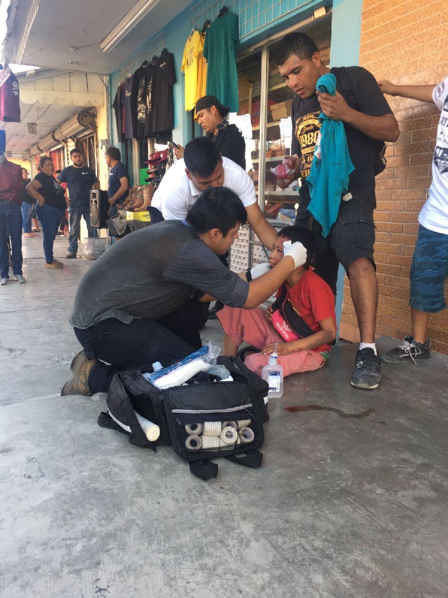 Motociclista arrolla a pequeño vendedor ambulante