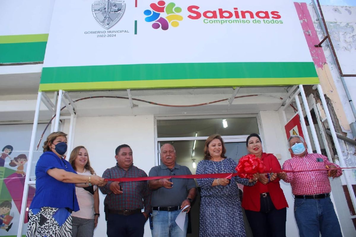 «Mientras en otros municipios quieren echar a los bibliotecarios, en Sabinas los festejan»: Profr. Andrés Alvarado