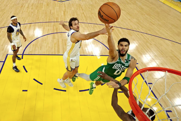 Warriors arrollan a Celtics y empatan las Finales de la NBA
