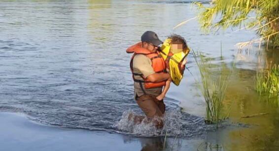 A punto de ahogarse en el Río Bravo, rescatistas de Grupos Beta salvan 5 migrantes