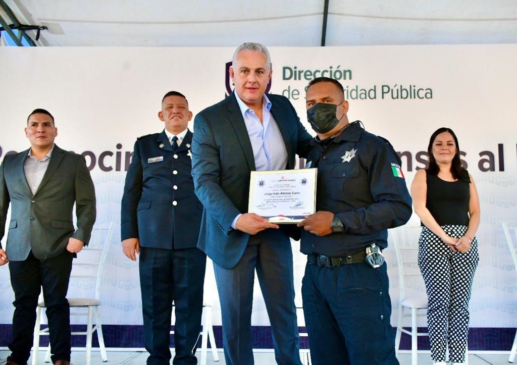Alcalde de Torreón entrega reconocimientos a policías municipales que obtuvieron ascensos
