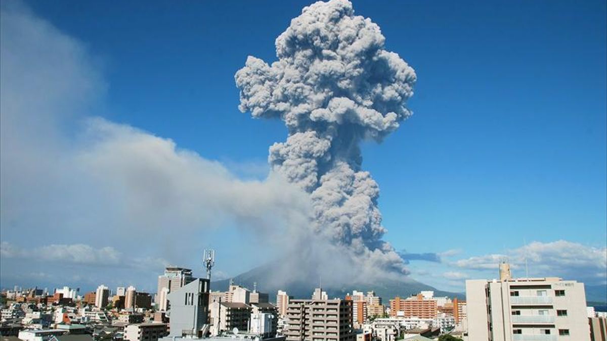 Alerta máxima por erupción del volcán Sakurajima en Japón
