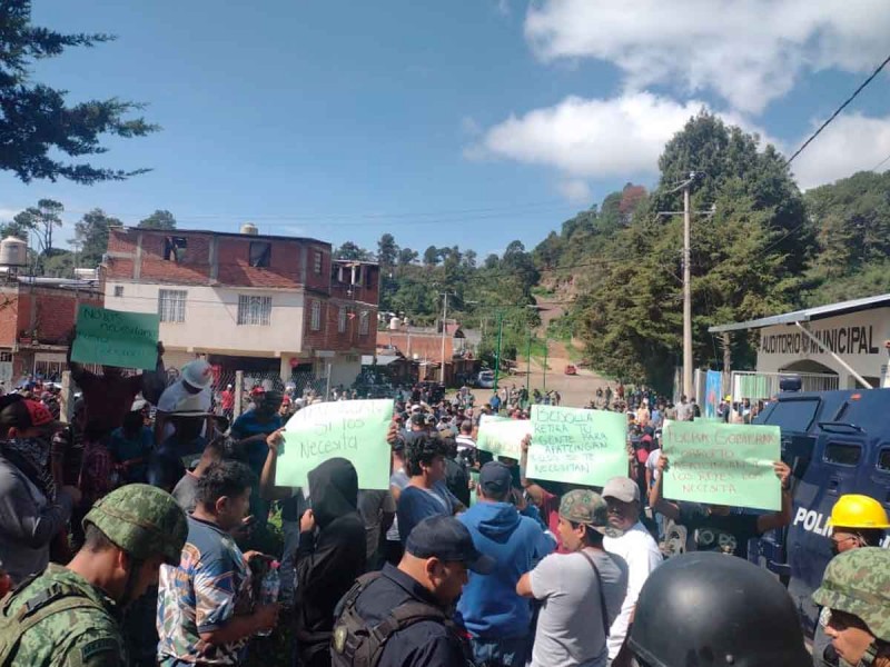 Con bloqueo exigen salida de militares y policías de San Juan Nuevo, Michoacán