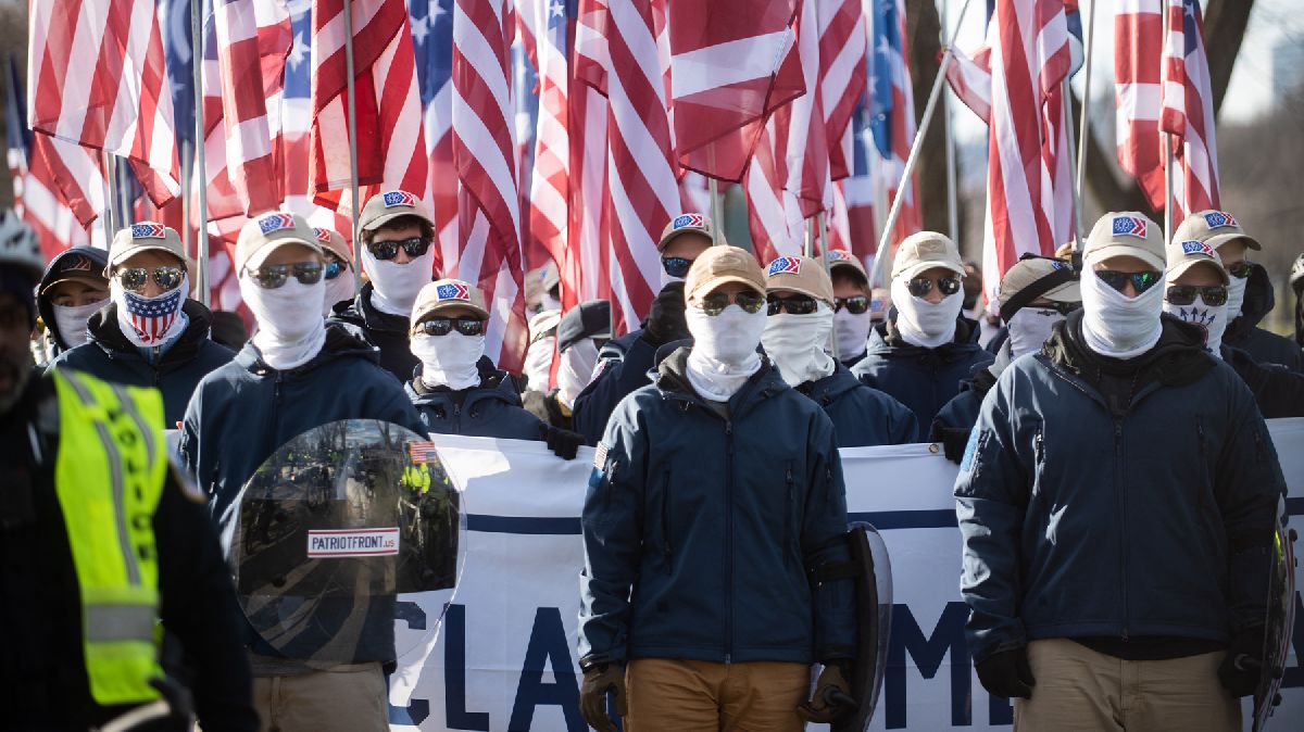 Decenas de supremacistas blancos desfilan por el centro de Boston