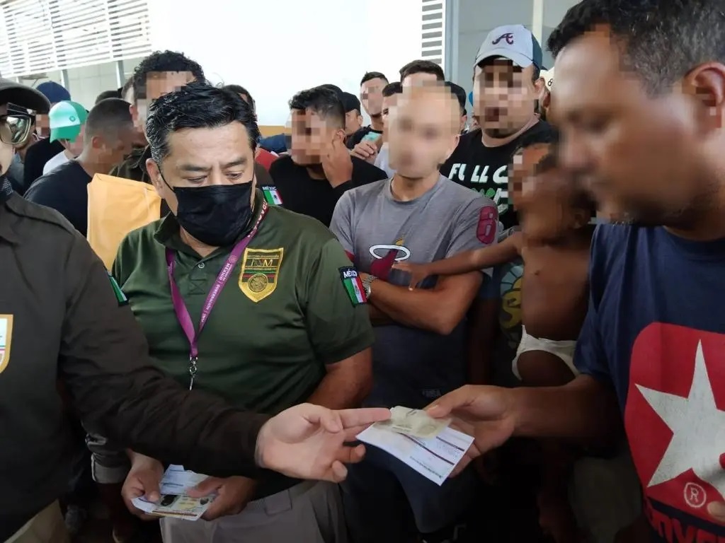 Entregan documentos a migrantes que partieron de Tapachula