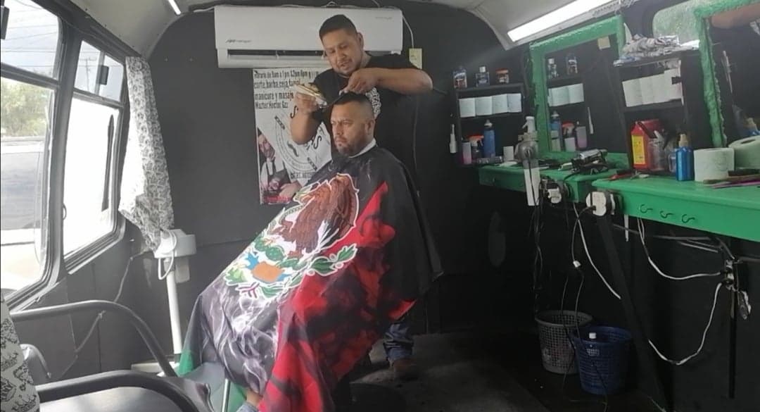 Habilitan camión como “Barber Shop” en Sabinas