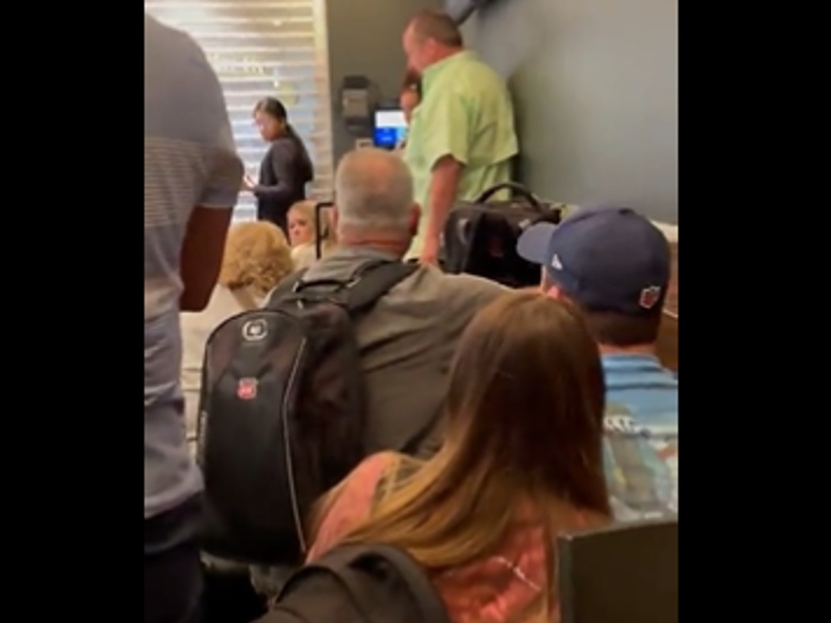 Mujer lanza disparos al aire en aeropuerto de Dallas y desata pánico