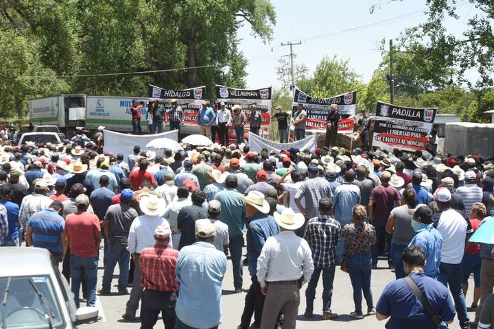 Bloquean carretera Victoria-Monterrey; agreden a más periodistas en Tamaulipas