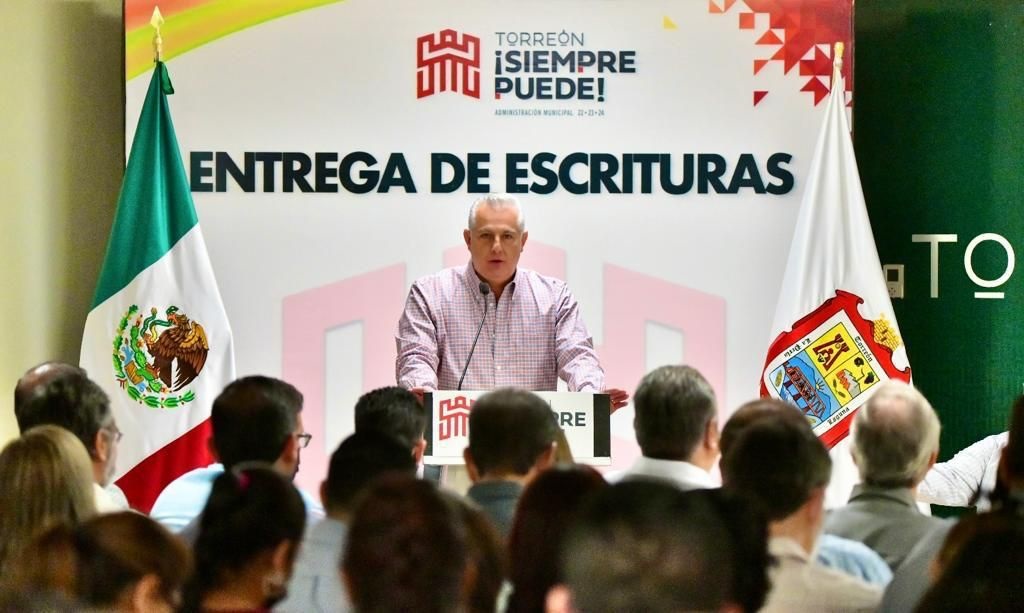 Otorgan escrituras a más de 50 familias de Torreón