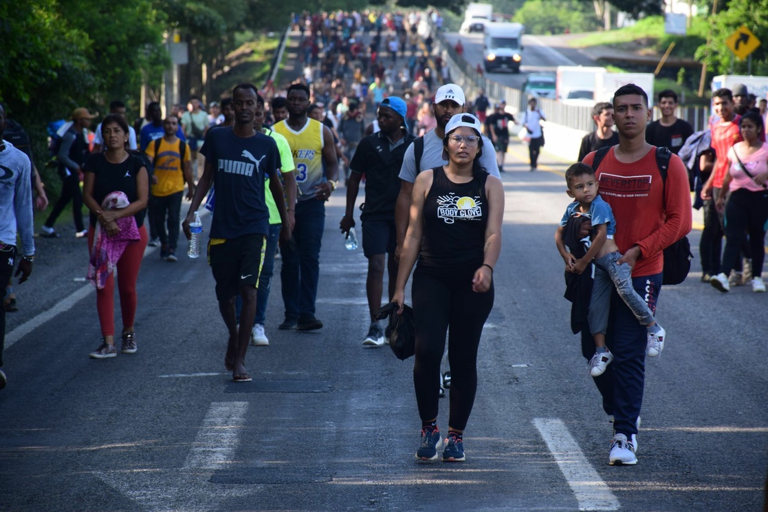 Un centenar de migrantes inician en Chiapas caravana hacia EU