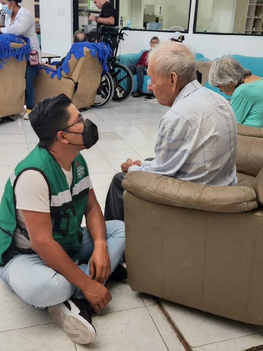 Ciudadanos se suman como voluntarios para atender a adultos mayores