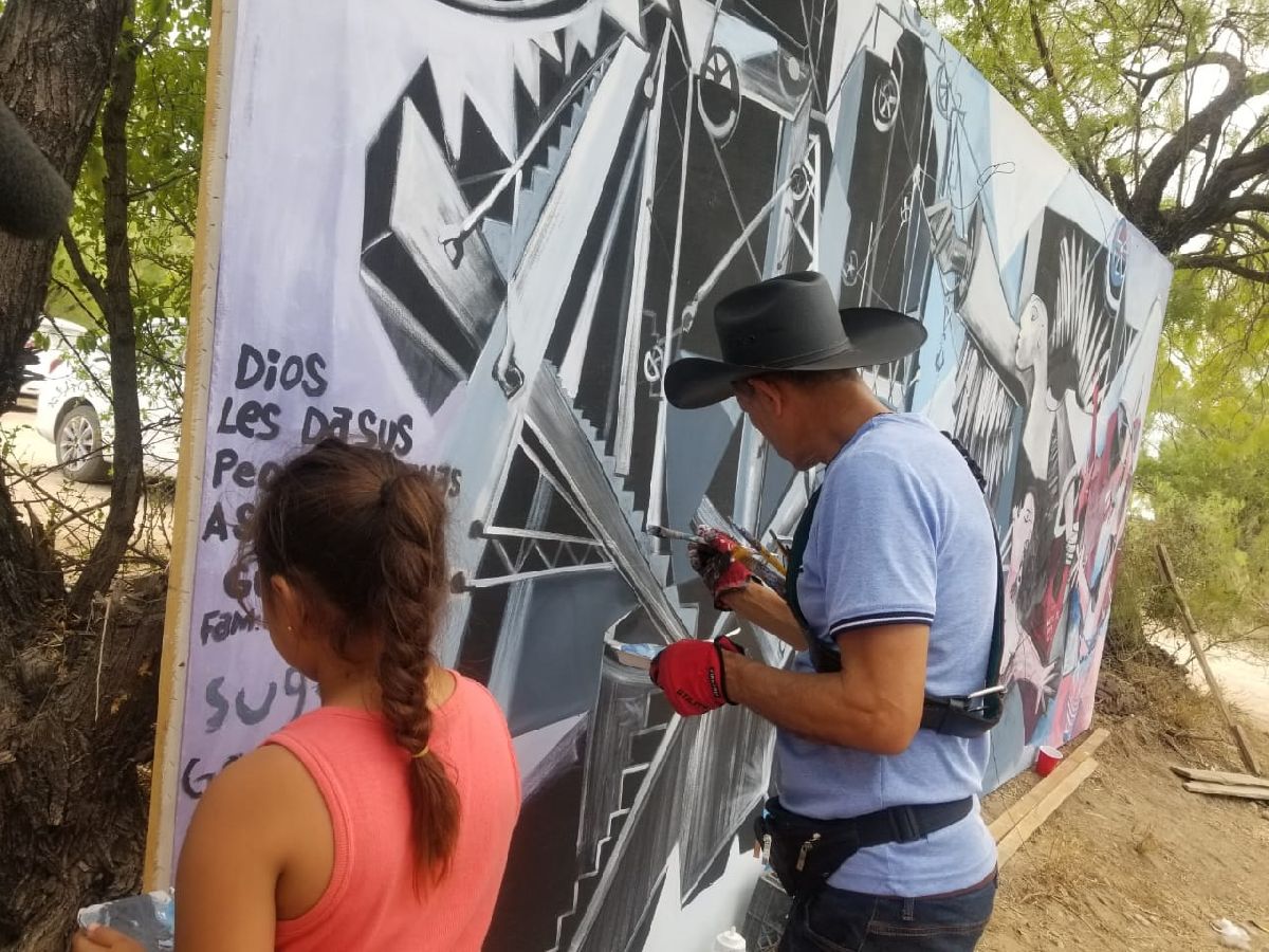 Familiares de mineros atrapados en el pozo, firman el mural que pintó Robentz