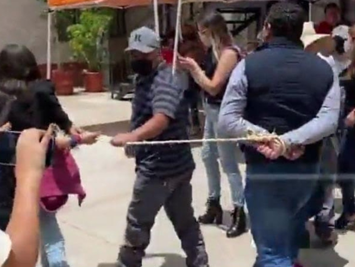 Pobladores amarran y ‘pasean’ a funcionario por muerte de joven en Querétaro