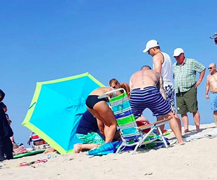 ¡Vacaciones de terror! Turista muere atravesada por sombrilla de playa en EU
