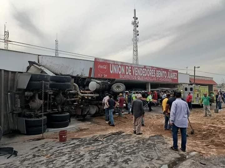 ¡Fatal accidente en Chihuahua! Camión de carga se impacta contra autos y puestos de comida