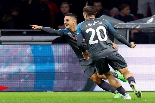 ¡Histórico! El Napoli del Chucky Lozano golea al Ajax de Edson Álvarez en la Champions League