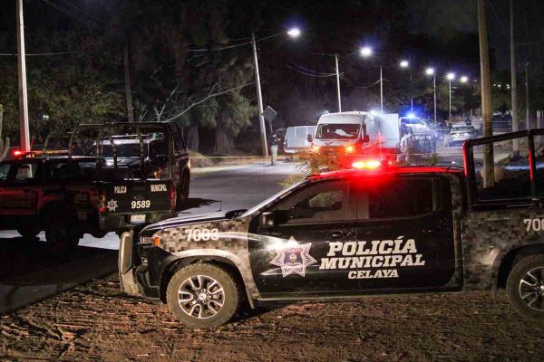 Comando ataca delegación de policía y queman vehículos en Laja-Bajío