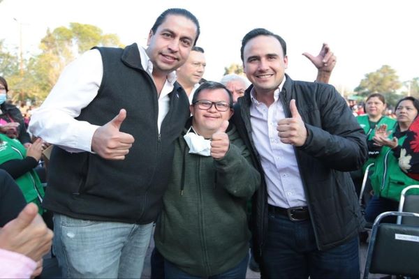 Manolo y Chema Morales  entregan apoyos económicos en Ramos Arizpe
