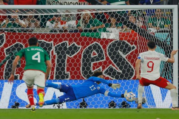 México no sabe anotar, Memo Ochoa los salvó en el debut del Mundial