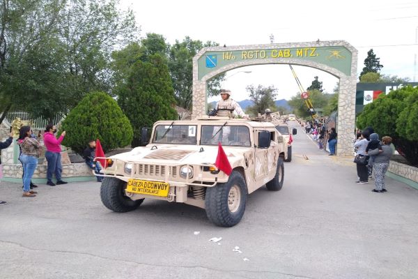 Despiden familias de elementos del 14° Regimiento de Múzquiz a militares por adiestramiento en Chihuahua