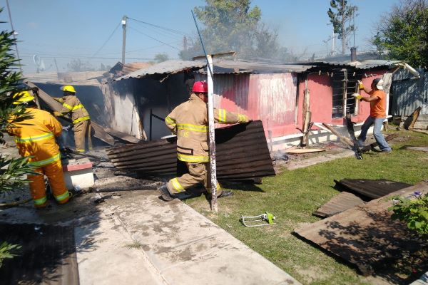 Resultan dos viviendas consumidas por el fuego en Esperanzas y Palaú 