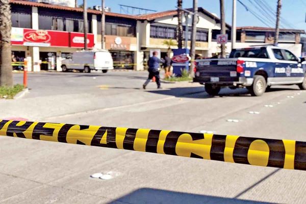 Abandonan seis cuerpos en Tijuana; apuntan a que son agentes de la FGR