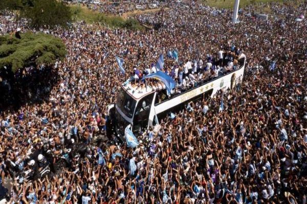 Selección de Argentina inicia caravana de celebración en Buenos Aires