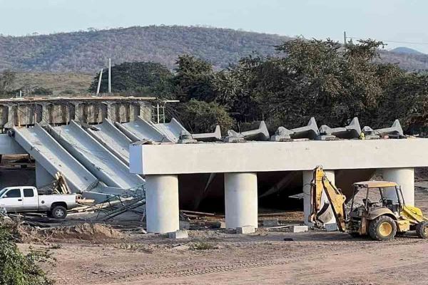 Colapsa puente al sur de Sinaloa; sería inaugurado en enero