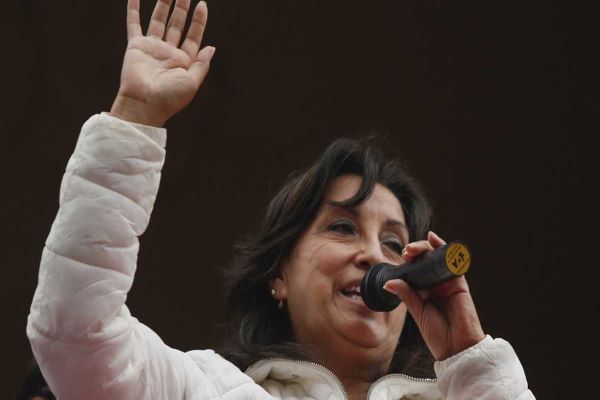 Dina Boluarte asume la presidencia de Perú tras destitución de Pedro Castillo