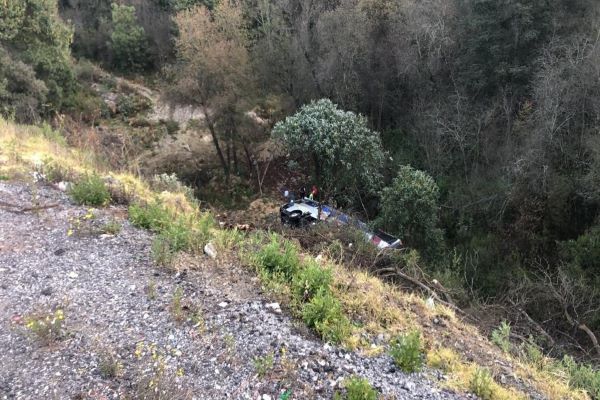 Autobús cae a barranco en la México-Puebla; un muerto y 25 heridos