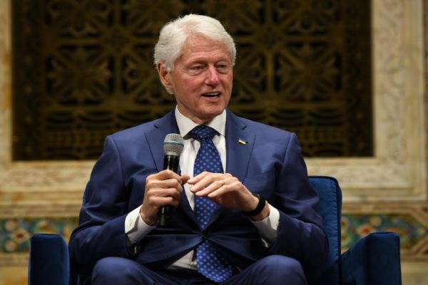 Bill Clinton da positivo a covid-19; tiene «síntomas leves»