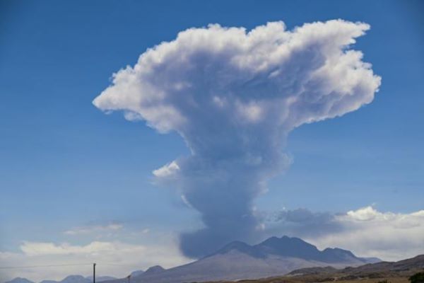 En Chile, volcán Lascar tiene aumento de actividad y provoca sismo