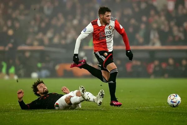 Santiago Giménez, clave al forzar un penalti y una roja para que el Feyenoord siga líder
