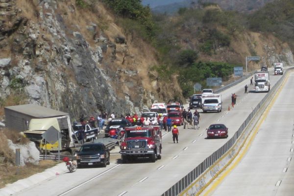 Ambulancia choca con camión en la Autopista del Sol; hay cuatro muertos
