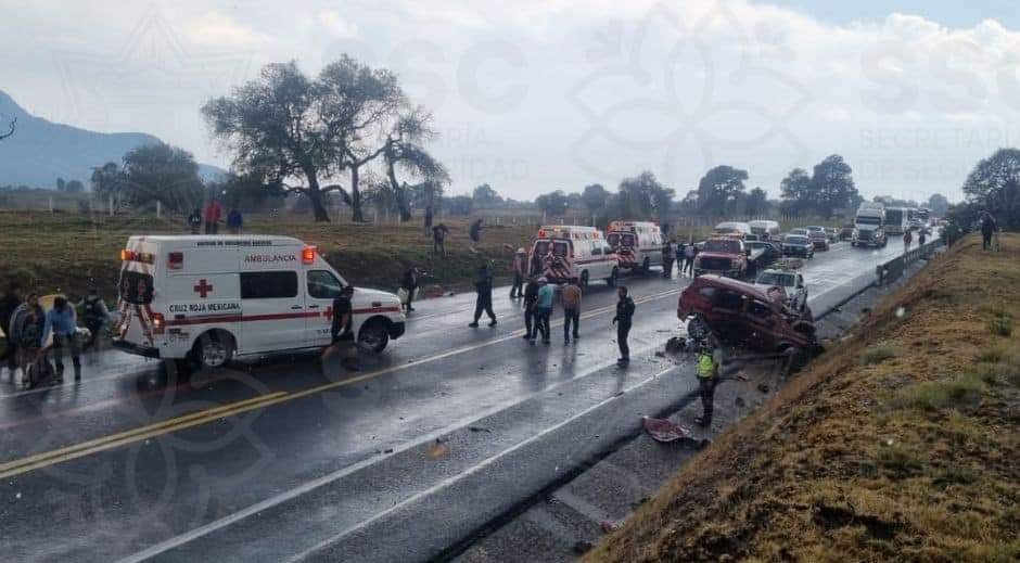 Choque de tres vehículos en autopista Amozoc-Perote deja 7 muertos
