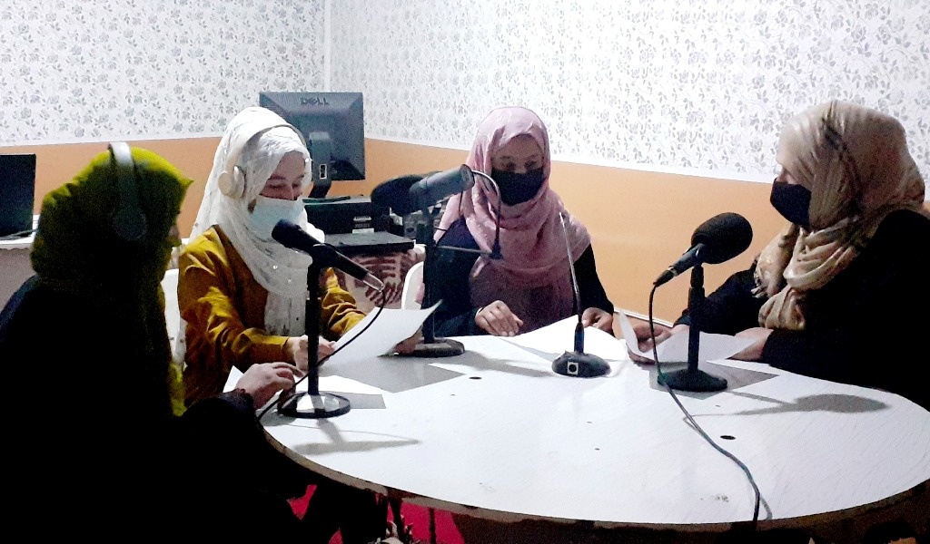 Clausuran talibanes radiodifusora de mujeres
